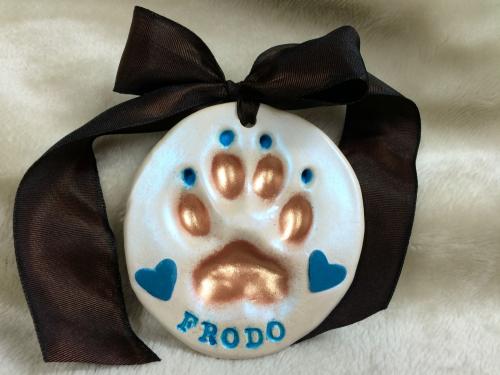 Deluxe paw print example Frodo